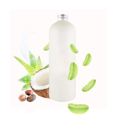 Frasco branco com tampa prateada rodeado de coco, folhas verdes e sementes castanhas