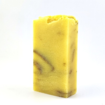 Sabonete amarelo com padrão marmorizado castanho e topo irregular