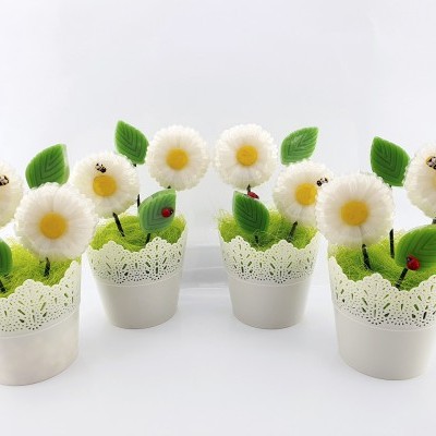 quatro vasos brancos com flores artificiais brancas e folhas verdes decorativas