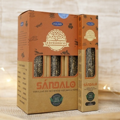 Embalagem de incenso sândalo feita à mão com embalagem castanha e detalhes laranja