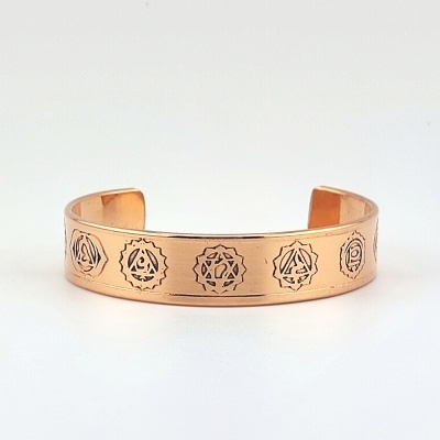 Pulseira de cobre com símbolos gravados em metal