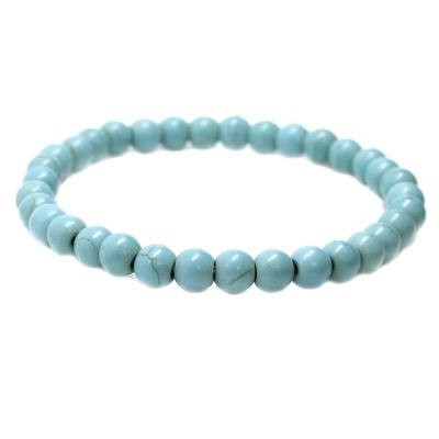 Pulseira elástica com contas redondas azuis claras em fundo branco