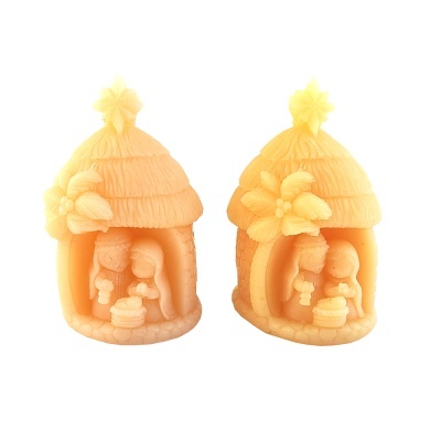 Duas velas amarelas decorativas em forma de casa com figuras humanas