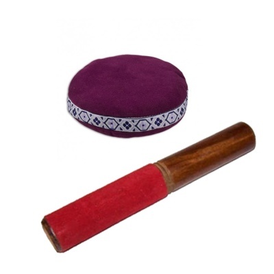 Almofada redonda roxa com borda decorativa e bastão de madeira com revestimento vermelho