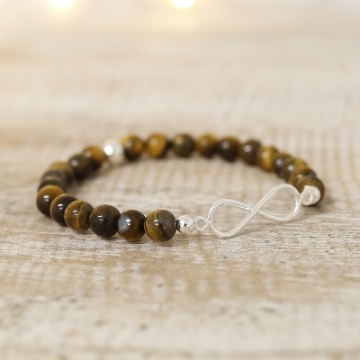 Pulseira com contas castanhas e fecho prateado tipo infinito