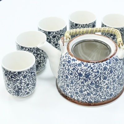 Conjunto de chávena e bule de chá em porcelana branca com padrão floral azul, pega em bambu