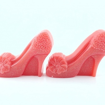 Mini sapatos rosa com padrão de flores