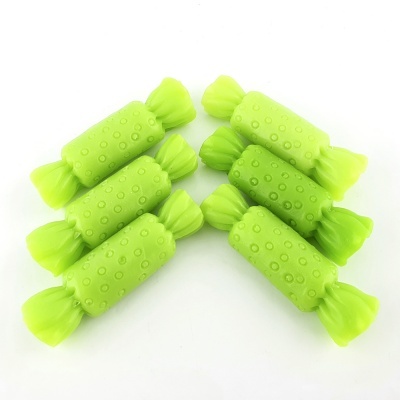 Oito objetos verdes semelhantes a doces embrulhados