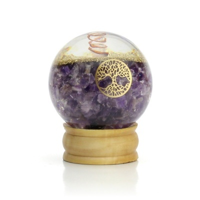 Orbe esférico decorativo com cristais roxos e Árvore da Vida em base de madeira