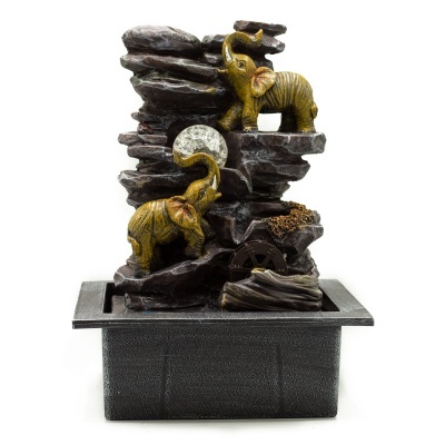 Fonte decorativa com elefantes dourados e estrutura em pedra escura