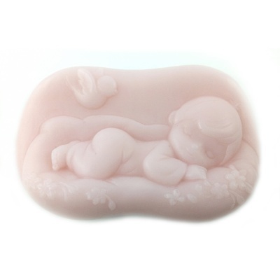 Sabonete rosa com bebé dormindo em relevo e passarinho