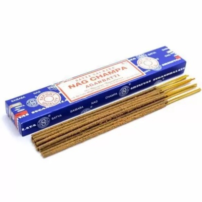 Incenso em pau SATYA NAG CHAMPA AGARBATTI numa caixa azul com varetas marrons
