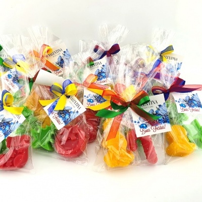 Bolsas transparentes com laços coloridos e figuras de borracha numeradas e de animal