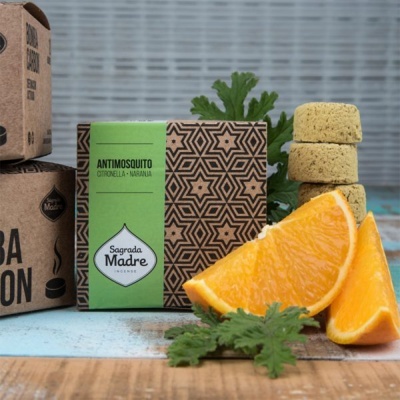 Embalagem de incenso Sagrada Madre com antigmosquito de citronela e laranja, fatias de laranja e pastilhas amarelas