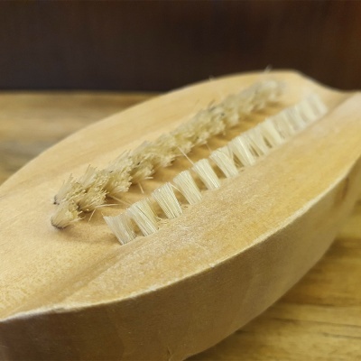 Escova de madeira com cerdas brancas e fibras naturais