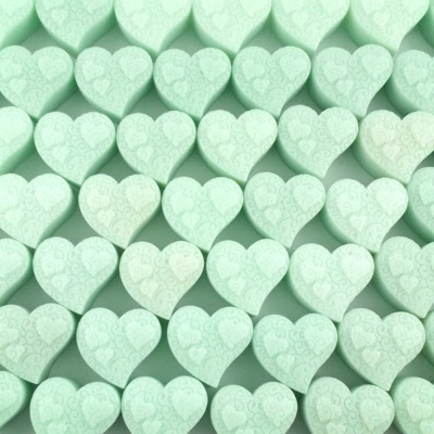 Pequenos corações verdes com textura organizados lado a lado