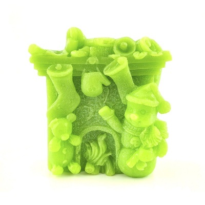 Sabonete verde em forma de lareira com decoração de Natal em fundo branco