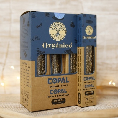 Embalagem azul e castanha de palitos artesanais de copal para smudge com janela transparente