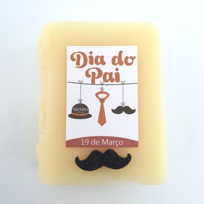 Sabonete creme com etiqueta Dia do Pai e bigode preto