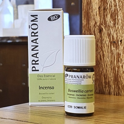 Frasco e embalagem de óleo essencial Pranarôm Incenso Boswellia carterii em superfície de madeira