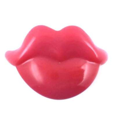 Produto em forma de lábios vermelhos brilhantes sobre fundo branco