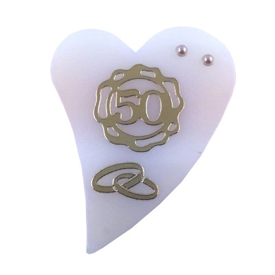 Brincos de pérola rosa em suporte branco em forma de coração com decoração dourada 50 e anéis