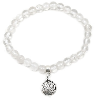 Pulseira de contas brancas com pendente prateado geométrico