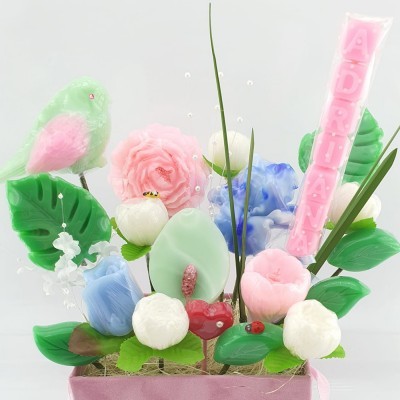 Arranjo decorativo com flores artificiais coloridas e placa rosa com texto