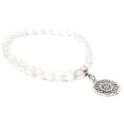 Pulseira com contas transparentes e pendente redondo em metal prateado com padrão mandala