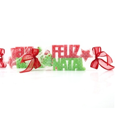 Enfeites de Natal com texto FELIZ NATAL, árvores e estrelas decorativos com laços vermelhos