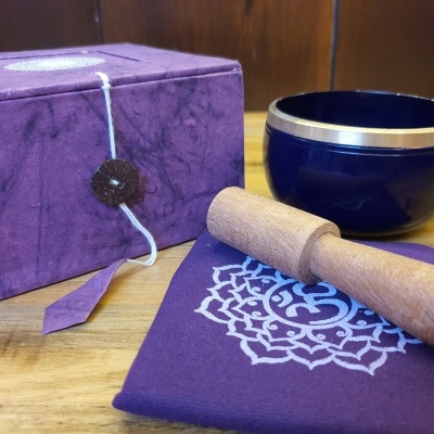 Conjunto para meditação com tigela azul, pilão de madeira, caixa violeta e pano violeta com mandala branca