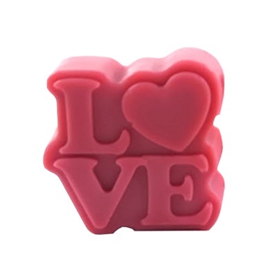 Sabonete rosa com texto 'LOVE' em relevo e formato de coração