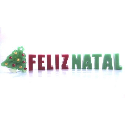 Letras decorativas a dizer FELIZ NATAL com árvore de Natal pequena
