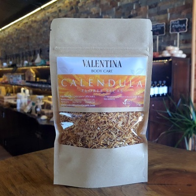 Pacote de flores secas de calêndula em embalagem kraft com rótulo colorido