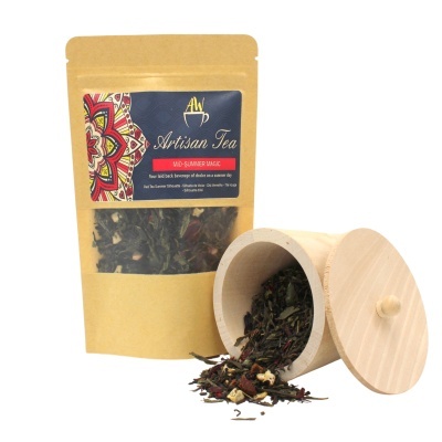Pacote de chá Artisan Tea Mid-Summer Spice e pote de madeira com chá solto