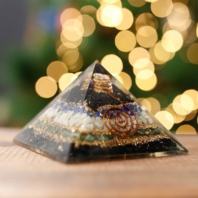 Pirâmide decorativa de resina com minerais coloridos e espiral de cobre