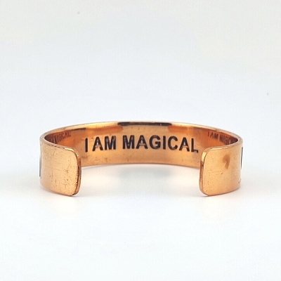 Pulseira dourada com texto gravado I AM MAGICAL
