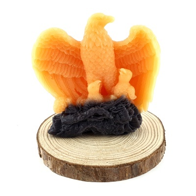 Escultura decorativa de águia laranja com filhotes sobre base preta e base de madeira redonda