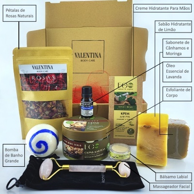 Conjunto de produtos VALENTINA BODY CARE com embalagens diversas em papel, plástico e vidro, incluindo pétalas de rosa, creme, sabonete, óleo, esfoliante, bálsamo, bomba de banho e massageador facial sobre fundo branco.