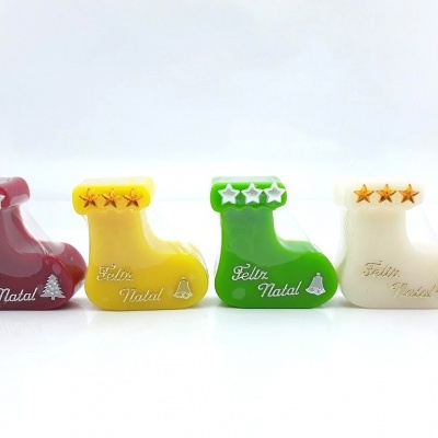 Quatro botas de Natal em cerâmica, cores vermelho, amarelo, verde e branco, com texto 'Feliz Natal' e estrelas no topo.