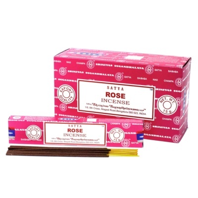 Incenso Satya Rose com caixas rosa e branca e varetas à frente