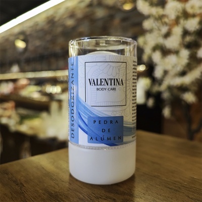 Desodorizante em barra branco VALENTINA BODY CARE em superfície de madeira com fundo interior desfocado