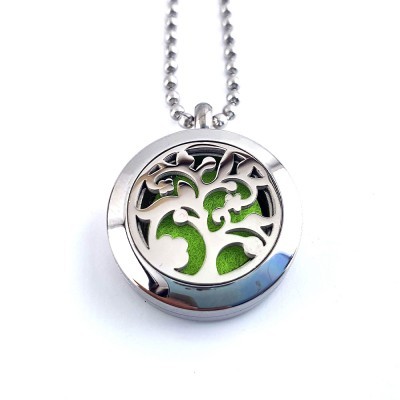 Colar redondo em metal prateado com padrão de árvore e fundo verde