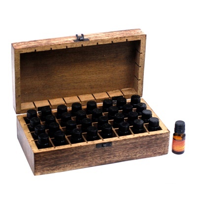 Caixa de madeira com frascos pequenos de vidro para óleos essenciais.