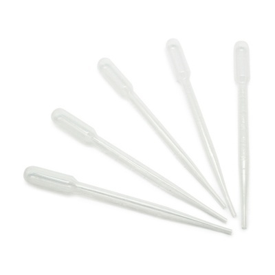 Cinco pipetas de plástico transparentes dispostas em leque sobre fundo branco