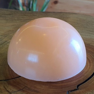 Semiesfera lisa cor de pele sobre madeira