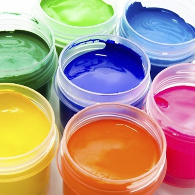 Frascos abertos com tinta colorida em várias cores