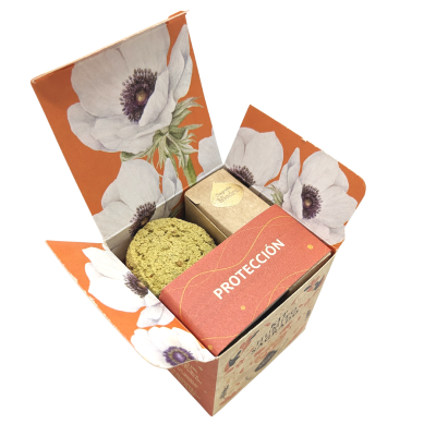 Caixa aberta com flores, sabonete verde, pacote com 'PROTECCIÓN' em vermelho