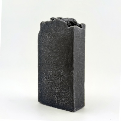 Sabonete preto artesanal retangular com textura rugosa