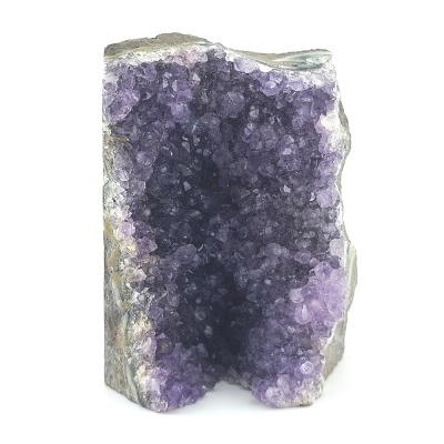 Geodo de ametista com cristais roxos